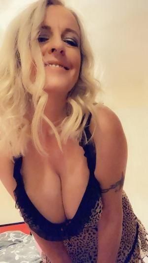 I see: males only💘 Age: 44 Hey Dear, I am 44 Year mature fine Women